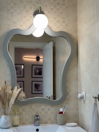 Mueble de baño gris y blanco