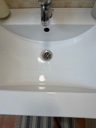 Mueble de baño gris y blanco