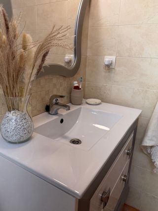 Mueble de baño gris y blanco