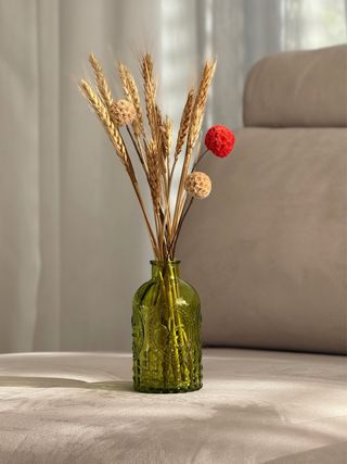 Jarrón de cristal verde con ramo