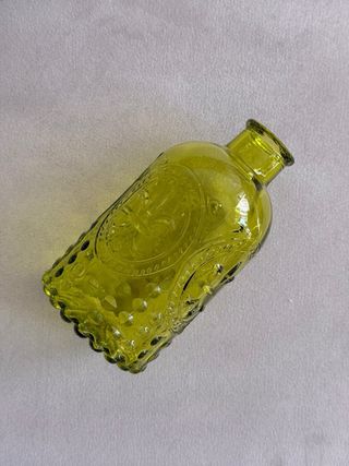 Jarrón de cristal verde con ramo