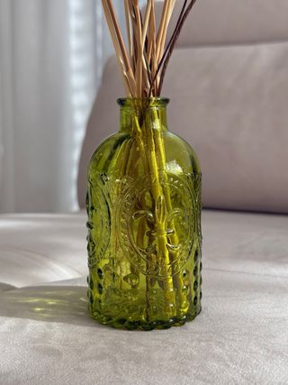 Jarrón de cristal verde con ramo