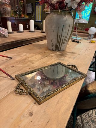 Bandeja antigua de servicio. latón y espejo