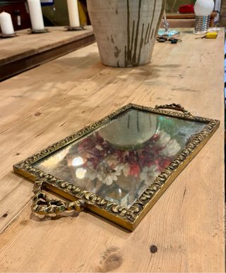 Bandeja antigua de servicio. latón y espejo