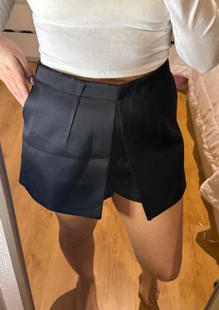 Falda pantalon corta negra de raso