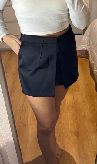Falda pantalon corta negra de raso