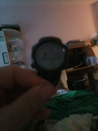 Reloj digital negro y gris