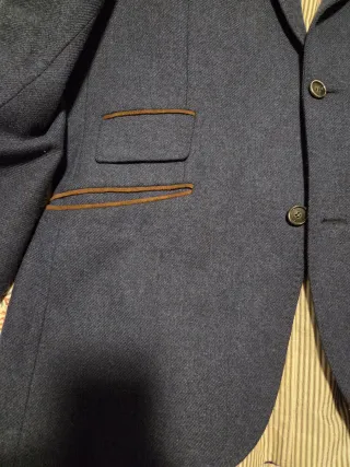 Americana azul marino con coderas