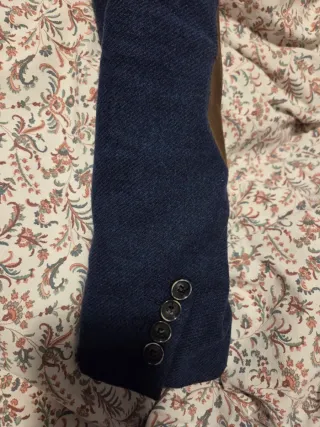 Americana azul marino con coderas