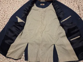 Americana azul marino con coderas