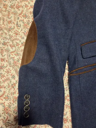 Americana azul marino con coderas