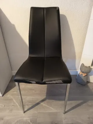 Sillas de comedor negras y plateadas