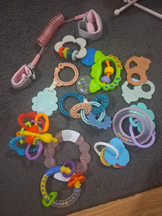 Lote de sonajeros y mordedores para bebé