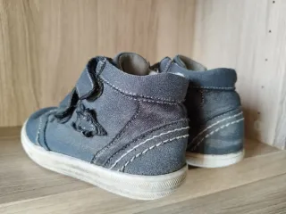 Scarpe grigio scuro, numero 25.