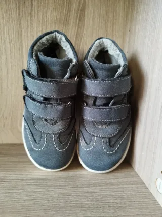 Scarpe grigio scuro, numero 25.