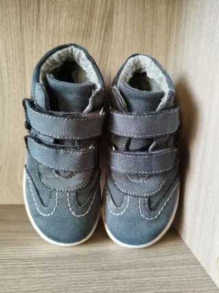 Scarpe grigio scuro, numero 25.