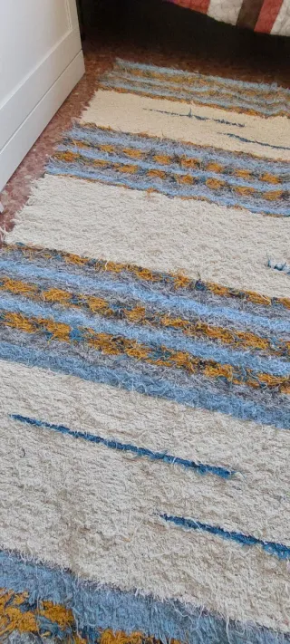 Alfombra de tela beige y azul