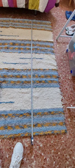 Alfombra de tela beige y azul