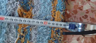 Alfombra de tela beige y azul