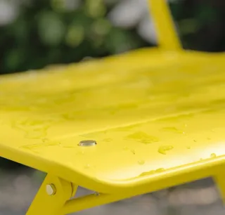 Mesa y Sillas Amarillas Metálicas