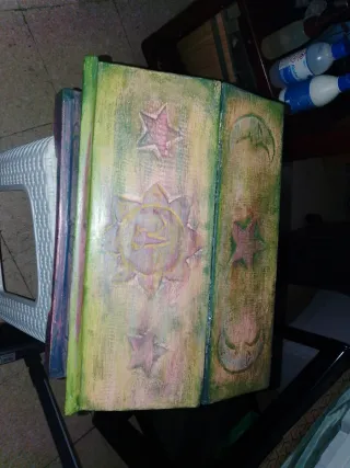 Caja de madera antigua decorada