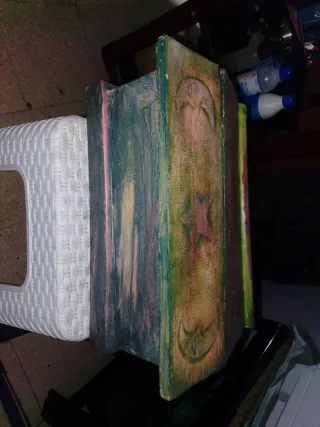 Caja de madera antigua decorada