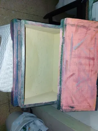 Caja de madera antigua decorada