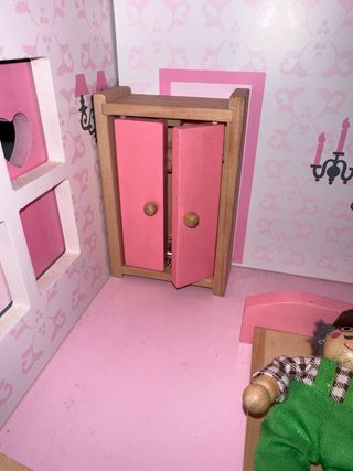 Casita de muñecas rosa y blanca