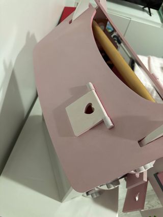 Casita de muñecas rosa y blanca