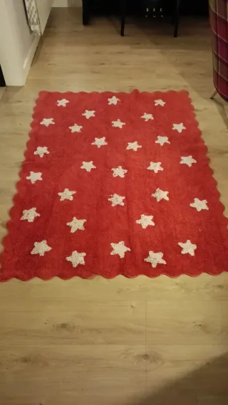 Alfombra roja con estrellas blancas