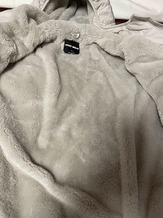 Giubbotto grigio chiaro imbottito di pelliccia