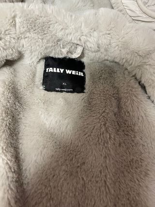 Giubbotto grigio chiaro imbottito di pelliccia