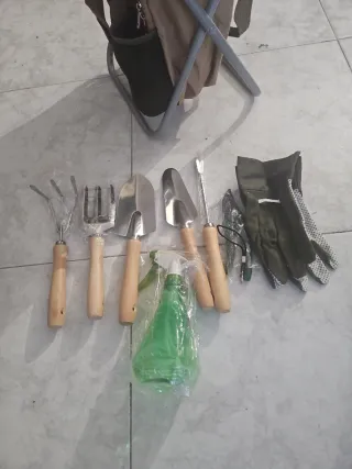 TABURETE PLEGABLE CON BOLSA Y JUEGO DE ACCESORIOS