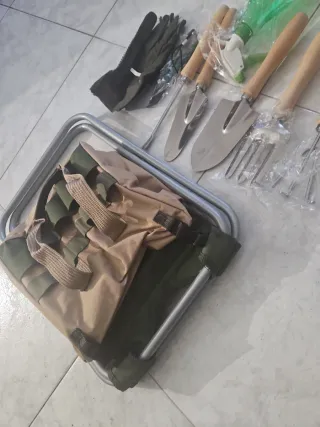 TABURETE PLEGABLE CON BOLSA Y JUEGO DE ACCESORIOS