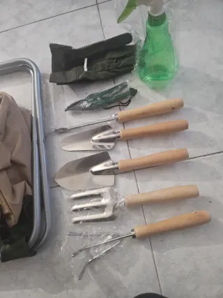 TABURETE PLEGABLE CON BOLSA Y JUEGO DE ACCESORIOS