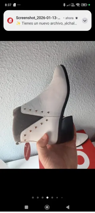 Botines de piel blancos con tachuelas