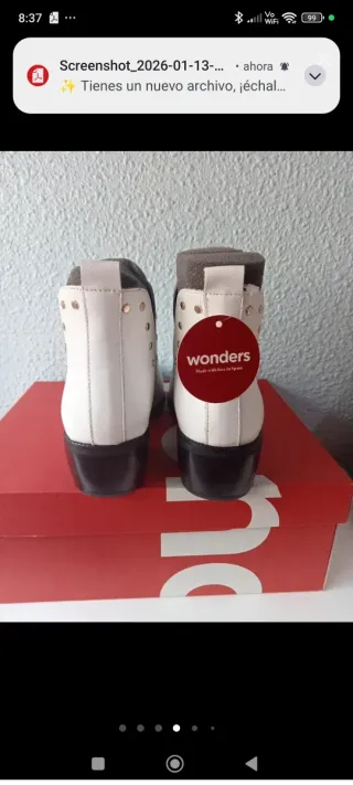 Botines de piel blancos con tachuelas