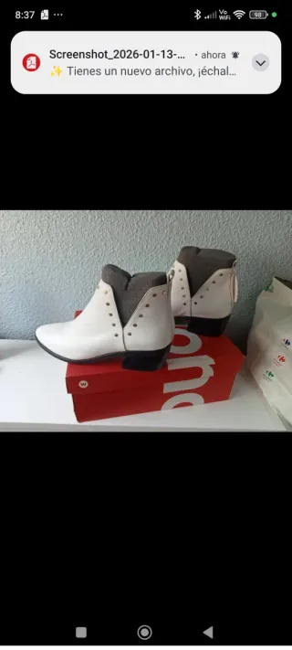 Botines de piel blancos con tachuelas