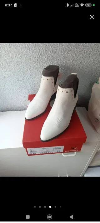 Botines de piel blancos con tachuelas