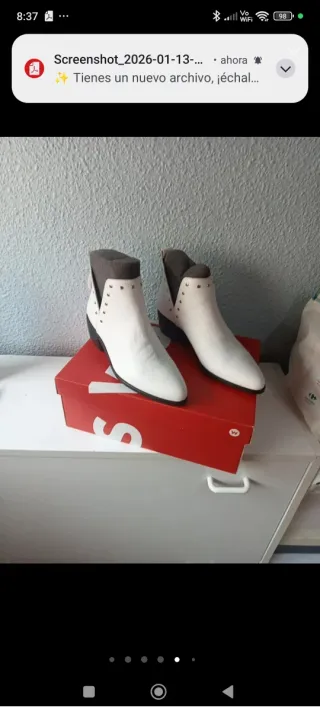 Botines de piel blancos con tachuelas