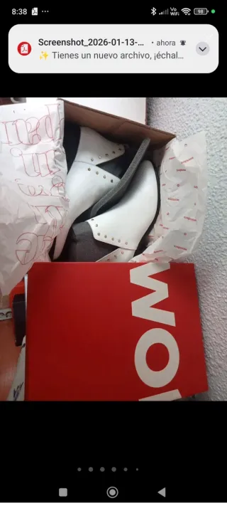 Botines de piel blancos con tachuelas