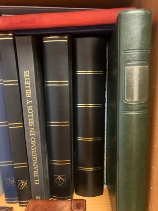 Lotto di 50.000 francobolli con 2 album