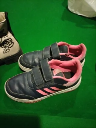 3 pares de zapatos infantiles