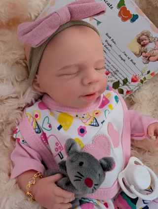 Silicona reborn entera mide 33 y pesa 1kilito 100