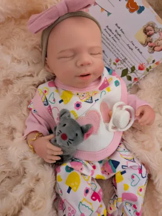 Silicona reborn entera mide 33 y pesa 1kilito 100