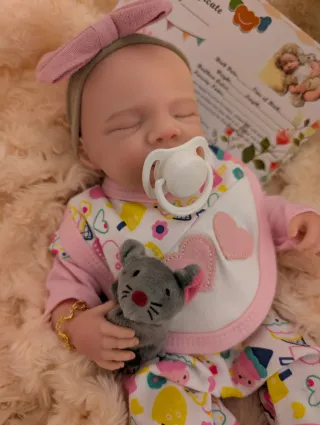 Silicona reborn entera mide 33 y pesa 1kilito 100