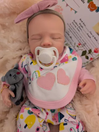 Silicona reborn entera mide 33 y pesa 1kilito 100