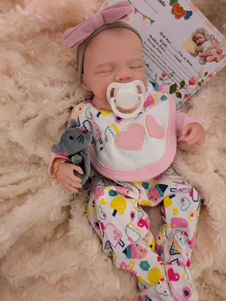 Silicona reborn entera mide 33 y pesa 1kilito 100