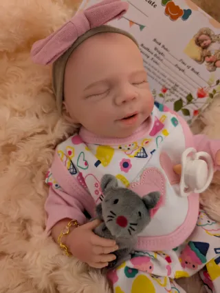 Silicona reborn entera mide 33 y pesa 1kilito 100