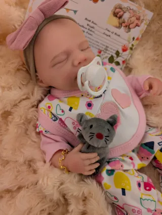 Silicona reborn entera mide 33 y pesa 1kilito 100